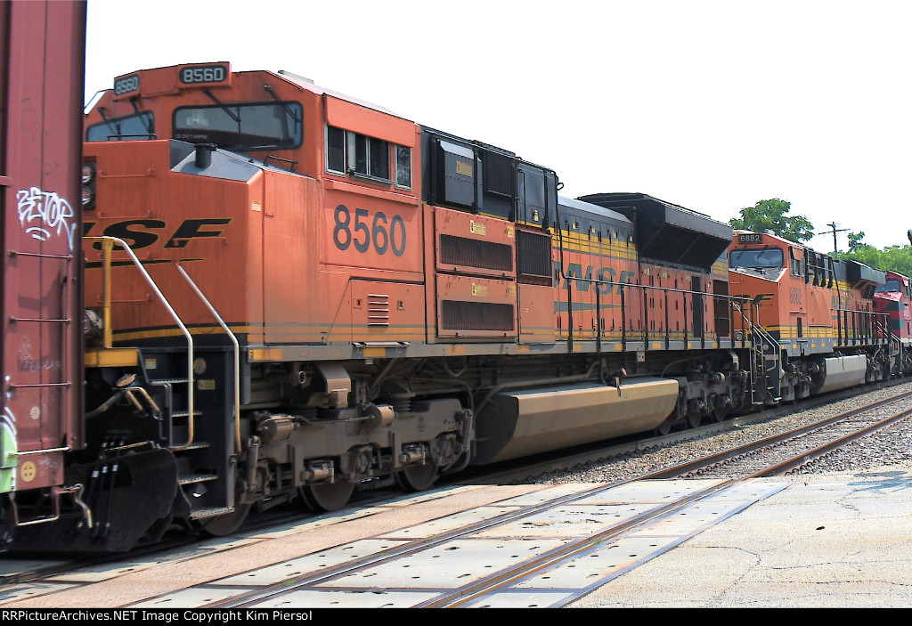 BNSF 8560